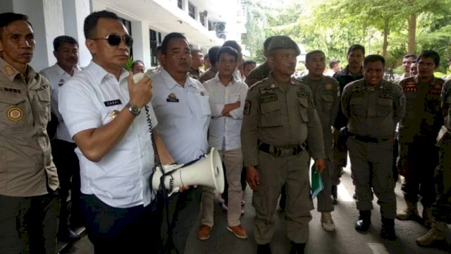 Protes Tunjangan Kinerja Yang Tidak Sesuai, Satpol PP Blokade Kantor Balaikota