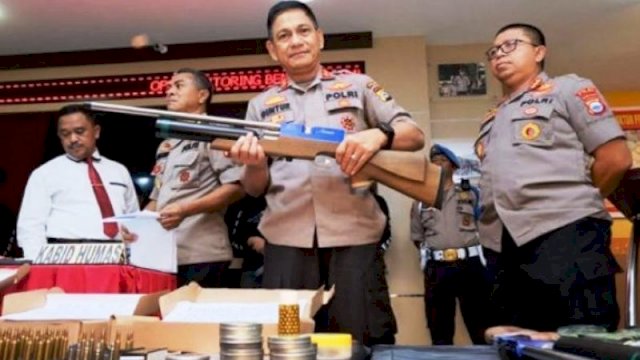 Kapolda Sulsel Irjen Pol Mas Guntur Laupe Memperlihatkan Senpi Rakitan yang Diamankan Dari sebuah Bengkel di Kabupaten Wajo, Sulawesi Selatan