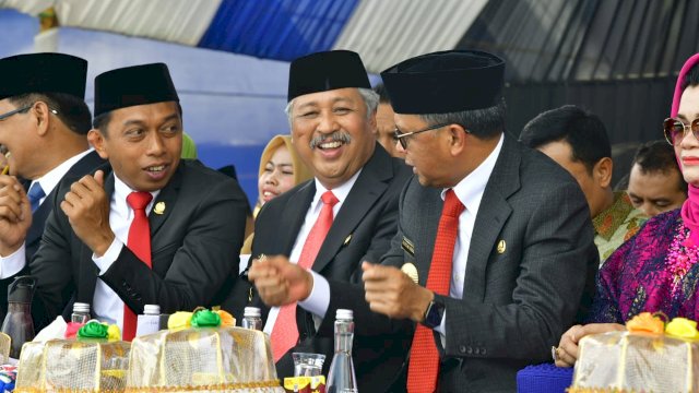 TROTOAR.ID, ENREKANG -- Wakil ketua Dewan Perwakilan Rakyat Daerah (DPRD) Provinsi Sulawesi Selatan Syaharuddin Alrif nampak terlihat hadir pada perayaan harilahir Kabupaten Pinrang dan Enrekang yang jatuh pada Rabu 19 Februari 2020.