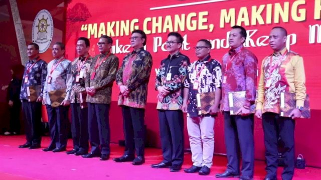 Gubernur Sulsel Dampingi MenPan RB, Serahkan Sakip