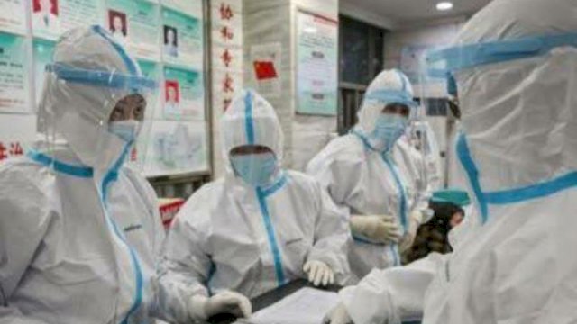 Petugas Mesia Menggunakan Baju APD