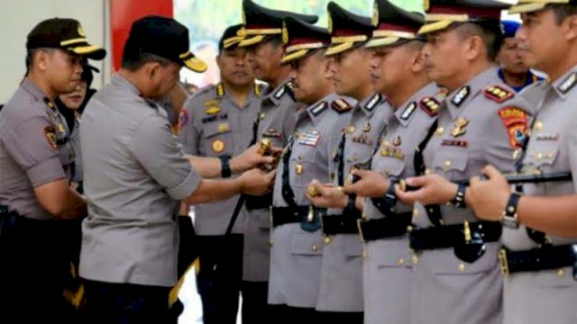 Kapolda Sulsel Irjen Pol Mas Guntur Laupe Memasang Tanda Jabatan Kepada Tujuh Kapolres yang Baru saja Dilantilk