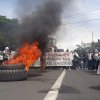 Aktifis UMI Warnai Penolakan “RUU Cilaka” Dengan Bakar Ban