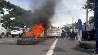 Aktifis UMI Warnai Penolakan “RUU Cilaka” Dengan Bakar Ban