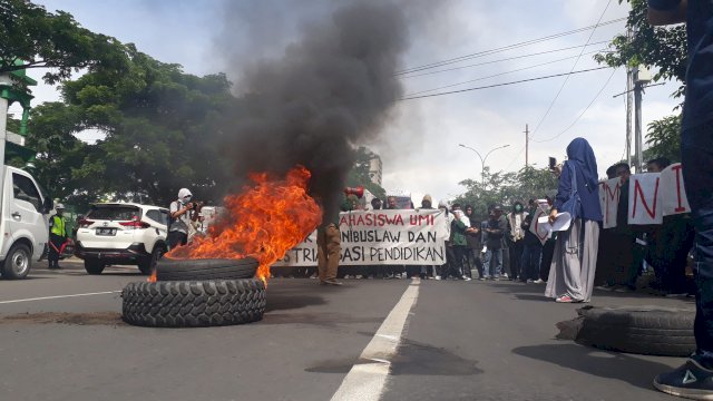 Aktifis UMI Warnai Penolakan “RUU Cilaka” Dengan Bakar Ban