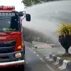 Matikan Populasi Covid-19, Damkar Makassar Semprot Rujab Gubernur