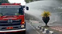 Matikan Populasi Covid-19, Damkar Makassar Semprot Rujab Gubernur