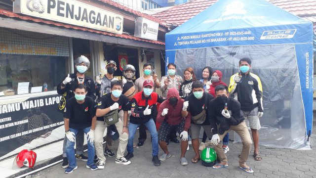 Cegah Covid-19, FOI Chapter Makassar Turun Kejalan Barbagi Hand Sanitizer