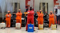 Tak Ingin Warga Makassar Terjangkit Virus Corona, DP dan Tim Semprot Lorong Dengan Disinfektan