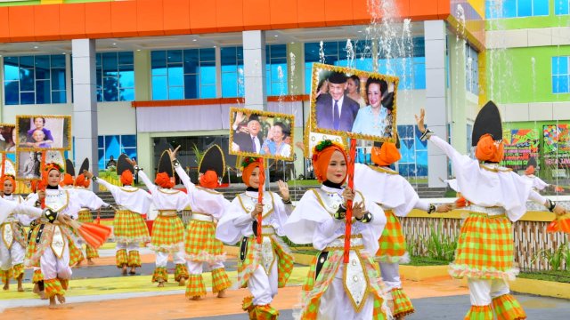 Nurdin – Lies Disambut Tari Kolosal Mappoji Manenungeng Cinta Sejati Habibie – Ainun