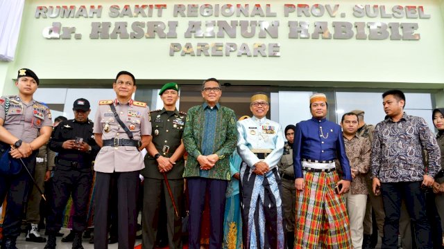 Nurdin Abdullah Serahkan Bantuan dan Resmikan Proyek di HUT Ke-60 Parepare