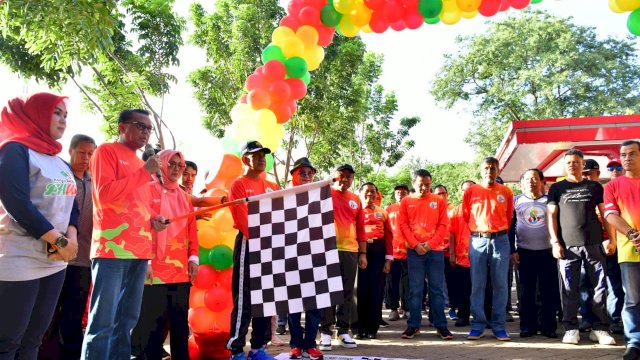 Ketua DPRD Sulsel Andi Ina Kartika Sari Mendampingi Gubernur Sulsel Nurdin Abdullah Melepas Peserta Jalan Santai temu Alumni Fakultas Hukum Unhas 