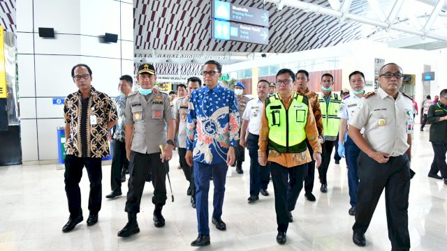 Nurdin Abdullah Cek Thermal Scanner Bandara Sultan Hasanuddin