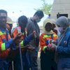 Tim Kesehatan KNPI Sulsel Bagi-Bagi Hand Sanitizer di Pantai Losari