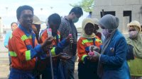 Tim Kesehatan KNPI Sulsel Bagi-Bagi Hand Sanitizer di Pantai Losari