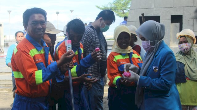 Tim Kesehatan KNPI Sulsel Bagi-Bagi Hand Sanitizer di Pantai Losari