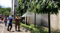Walikota Makassar Semprot Rumah Ibadah Dengan Disinfektan