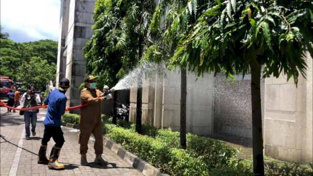 Walikota Makassar Semprot Rumah Ibadah Dengan Disinfektan