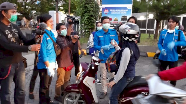 Peduli Masyarakat Umum, KNPI Suslsel Versi Bagi-Bagi Hand Sanitizer