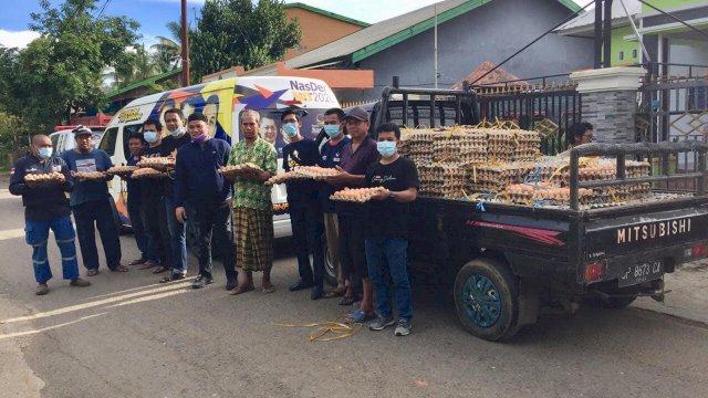 Anggota DPRD Suslsel Irwan Membagikan Sembako Kepada Warga Kabupaten Pangkep 