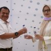 Ketua DPD NasDem Makassar Bagikan Desinfektan di Unhas