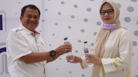 Ketua DPD NasDem Makassar Bagikan Desinfektan di Unhas