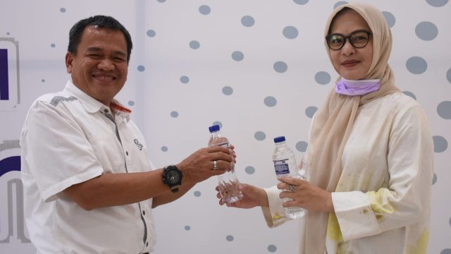 Ketua DPD NasDem Makassar Bagikan Desinfektan di Unhas