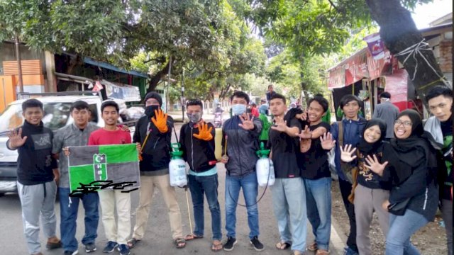 HMI CAGORA Bersama Masyarakat Gelar Aksi Penyemprotan Disinfektan.
