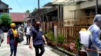 AMPI Makassar Semprot Pemukiman Warga Dengan Disinfektan