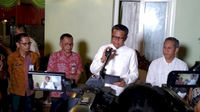 AGubernur Sulsle Bersama dengan Kadis KesehaTan Provinsi Sulsel 