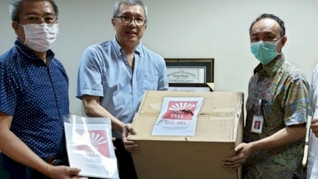 Ketua INTI Sulsel Peter Gozal Menyerahkan Bantuan APD Kepada Perwakilan RSWS