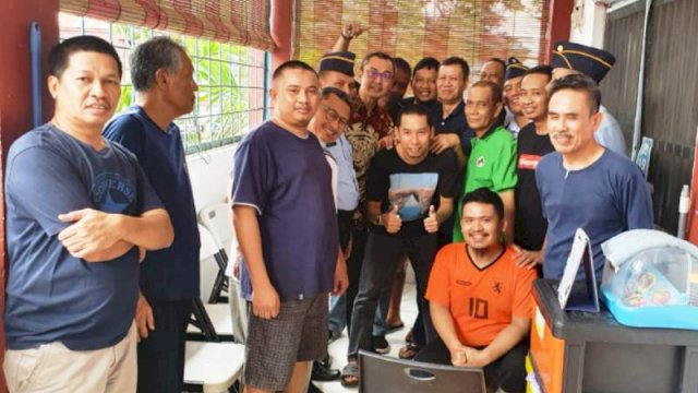 Anggota Komisi III DPR RI Andi Rio Idros Padjalangi Foto Bersama Dengan Warga Binaan Lapas Kelas IA Makassar 