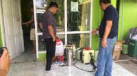 Anggota Komisi II DPR RI, Mitra F MB Bagikan Alat Penyemprot Disinfektan Ke Masyarakat
