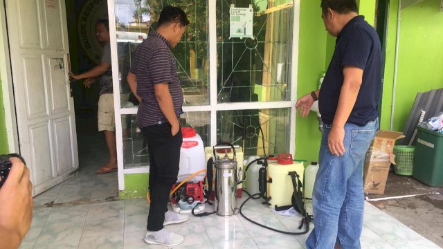 Anggota Komisi II DPR RI MIotra Fachruddin MB membagikan Alat penyemprot Disinfejktan ke Masyarakat