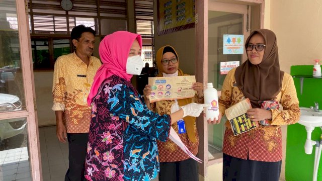 Anggota Fraksi Partai Geridnra DPRD Sulsel Henny Latif menyalurkan Hand Sanitizer ke petugas rumah sakit dan puskesmas di kabupaten Soppeng
