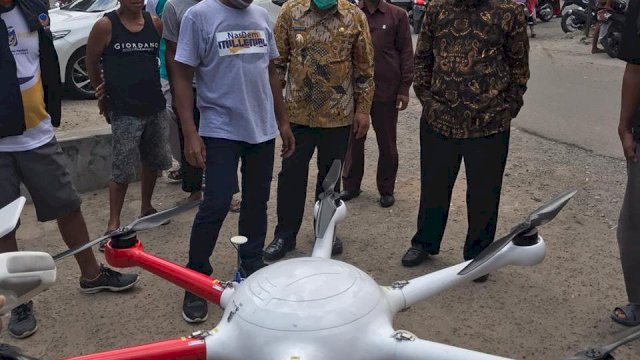 Wakil KLetua DPRD Sulsel Syaharuddin Alrif Bersama Bupati Sidrap Meakukan POenyemprotan Disinfektan melalui Udara Menggunakan Drone
