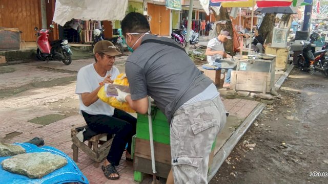 Andir Rio Bagi 1.000 Sembako dan APD ke Warga Bonw