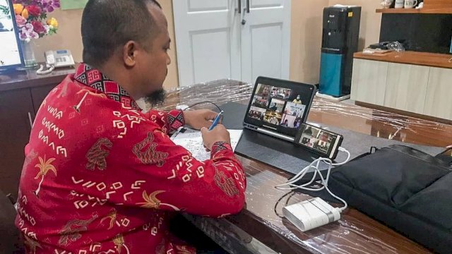 Wakil GUbernru Sulsel Andi Sudirman Sulaiman Saat melakukan Rapat via Online di kediaman Dinasnya