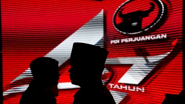 Sejumlah kader melintasi papan digital dalam penutupan Rapat Kerja Nasional (Rakernas) I Partai Demokrasi Indonesia Perjuangan (PDIP) di Jakarta, Minggu (12/1/2020). Selain menargetkan memenangkan di 60 persen wilayah yang menggelar Pilkada serentak pada 2020, Rakernas ini juga menghasilkan rekomendasi, di antaranya komitmen PDIP dalam membumikan ideologi Pancasila, menjaga NKRI dan kebinekaan, kedaulatan wilayah serta ekonomi. ANTARA FOTO/Aditya Pradana Putra/foc.
 *** Local Caption ***