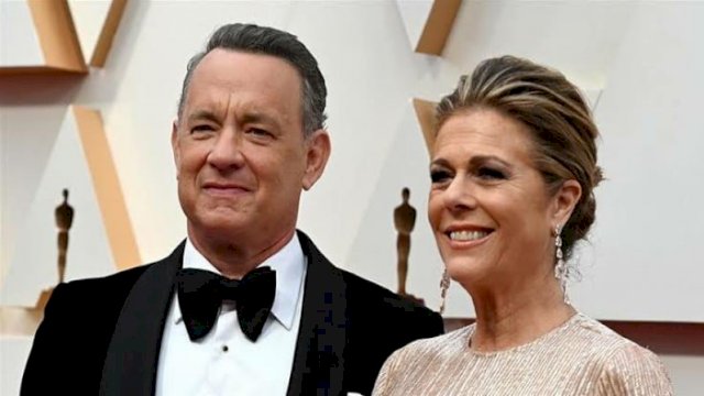 Tom Hanks bersama istrinya