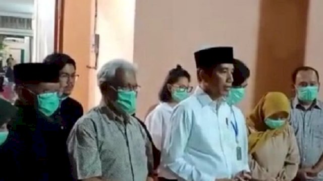 Presiden Joko Widodo Memberikan Keterangan ke Awak Media Soal Penyakit Yang di Derita Ibunya