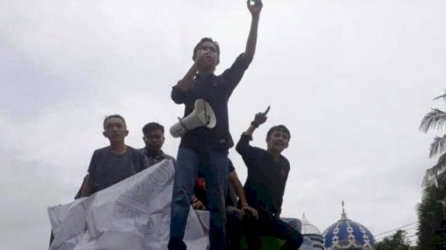 Tolak Omnibus Law, Mahasiswa Makassar Gelar Unjuk Rasa