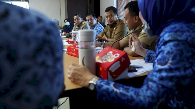 Walikota Makassar Iqbal Suaheb memimpin Langsung Rapat Perdana Gugus Penanganan  Virus Corona 