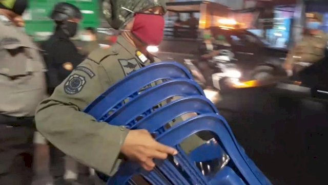 Razia Sejumlah Warkop, Satpol PP Sita Kursi Pemilik Usaha