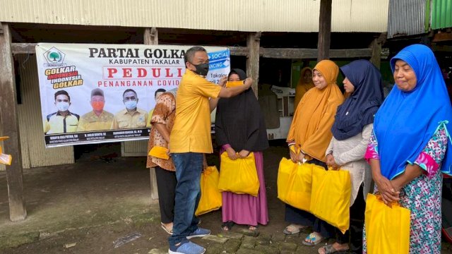 Ketua DPD II Partai Golkar Kabupaten Takalar, Menyalurkan Bantuan Paket Sembako Kepada Warga Yang Merasakan Dampak dari Wabah Virus Corona