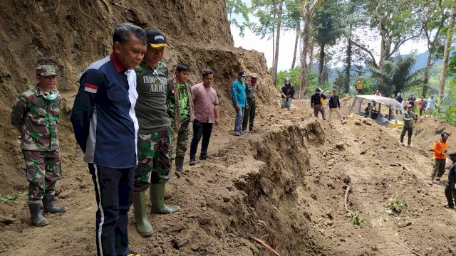 Gubernur Sulsel Tinjau Jalan Pintas Soppeng – Barru