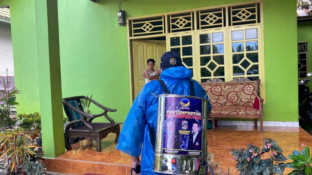 Cegah Wabah Corona Legislator Nasdem Semprot Tempat Ibadah dan Rumah Warga