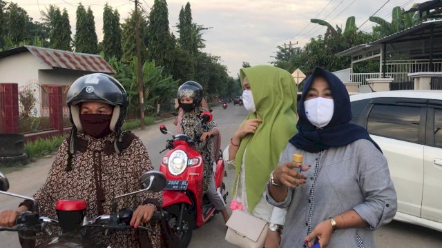 Partai Nasdem Pinrang Membagikan Masker Kepada Warga 