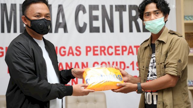 Pemkab Bantaeng dan PKK Serahkan Bantuan APD ke Jurnalis Peduli