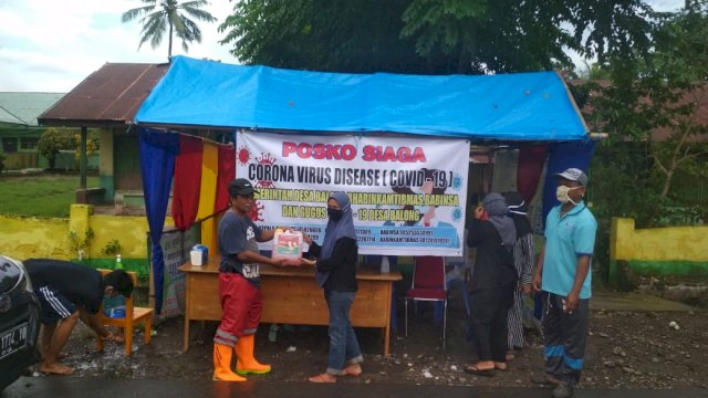 Satgas Kacatamatayyamo Serahkan Disinfektan ke Posko Covid Balong
